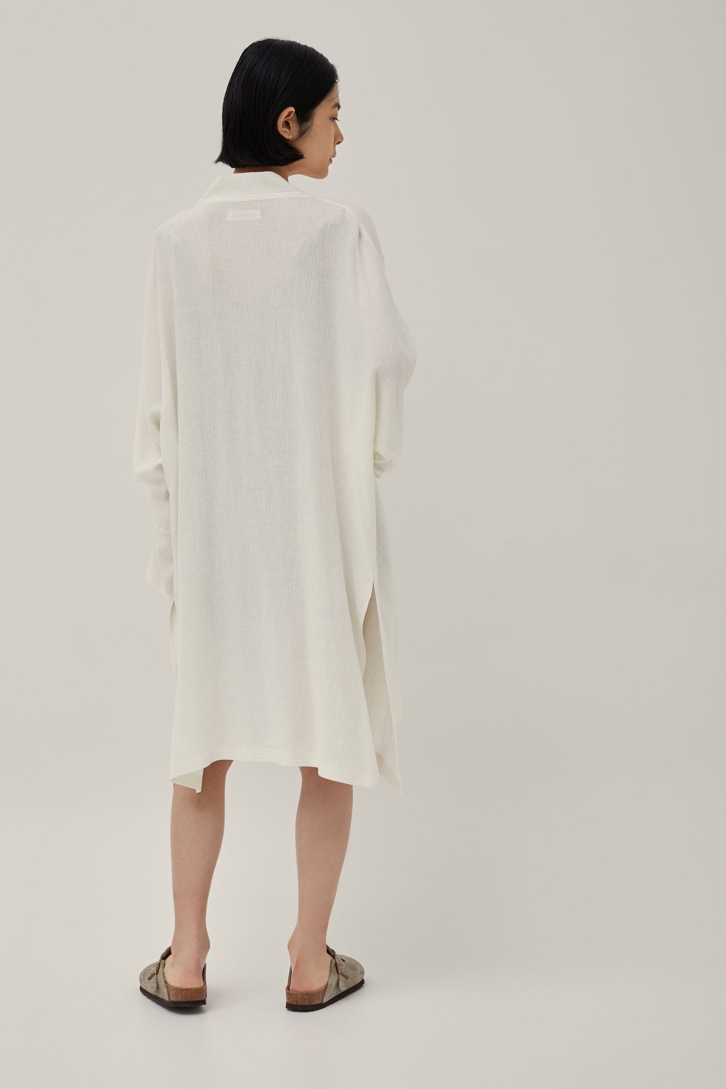 Metta linen robe