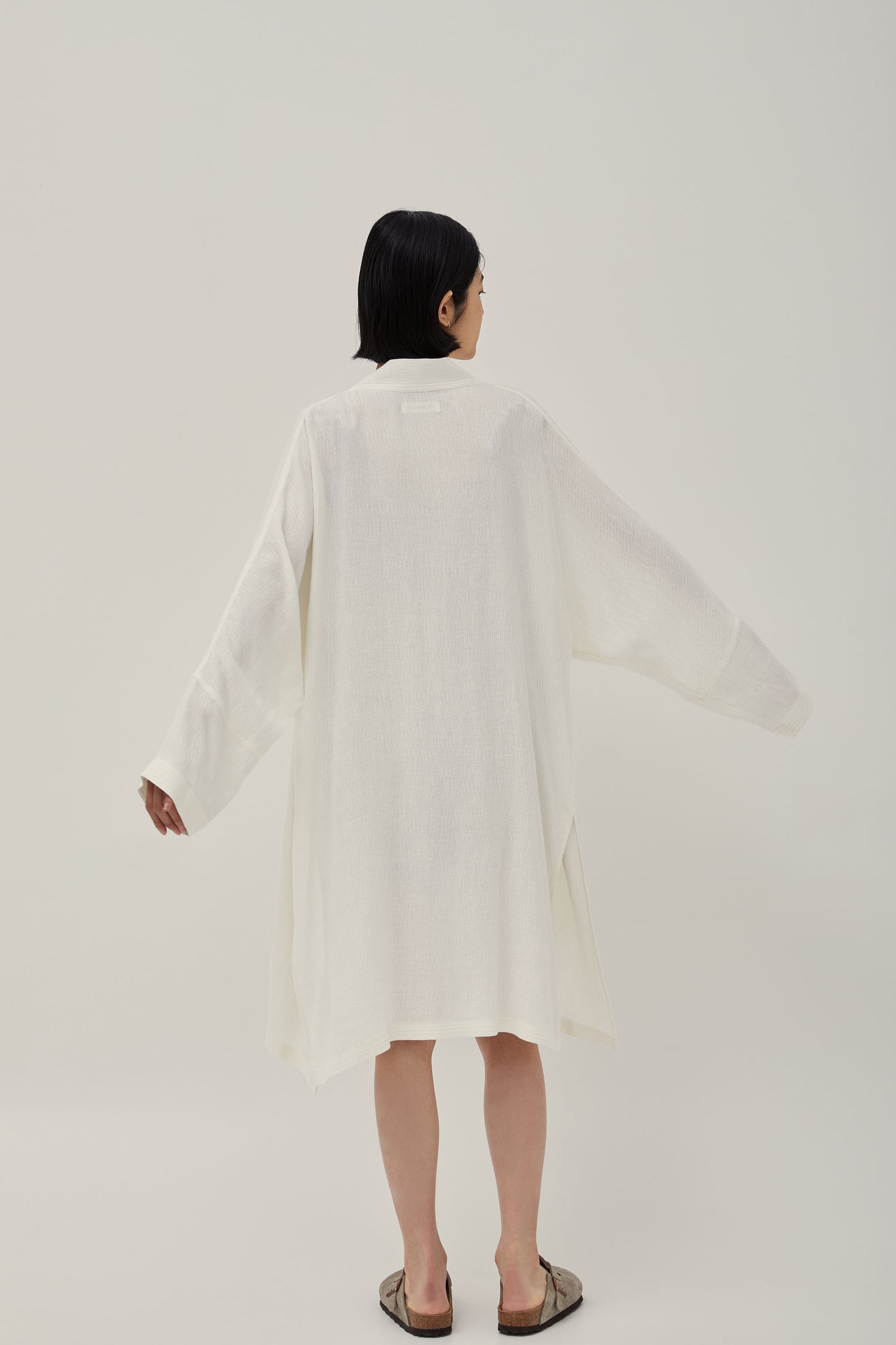 Metta linen robe